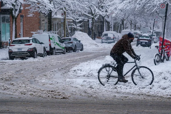 Montreal Dicembre 2022 Man Riding Bike Rachel Avenue Snow Storm — Foto Stock
