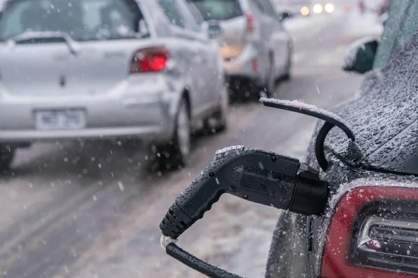 Montreal 'de kar fırtınası sırasında elektrikli araba şarj ediliyor