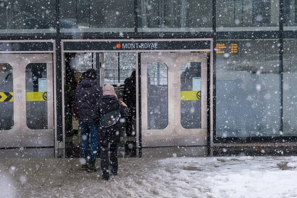 Montreal Diciembre 2022 Personas Que Entran Estación Metro Mont Royal — Foto de Stock