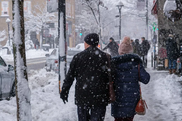 Montreal Dezembro 2022 Pedestres Caminhando Avenida Mont Royal Durante Tempestade — Fotografia de Stock
