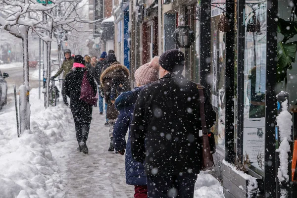 Montreal Dezembro 2022 Pedestres Caminhando Avenida Mont Royal Durante Tempestade — Fotografia de Stock