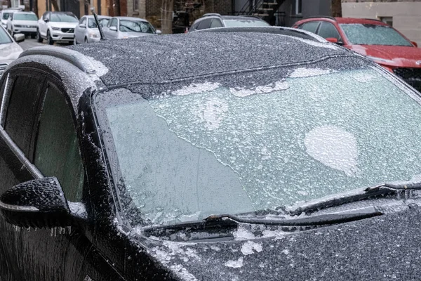 モントリオール カナダ 2023年4月5日 凍結雨後の車の窓と窓ガラス — ストック写真