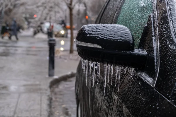 モントリオールの氷とつららで覆われた車側ミラー — ストック写真