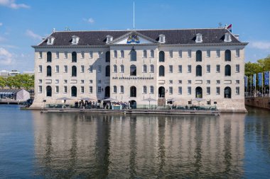 Amsterdam, Hollanda - 6 Eylül 2022: Ulusal Denizcilik Müzesi Cephesi