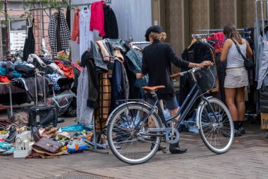 Amsterdam, Hollanda - 6 Eylül 2022: Waterlooplein Bit Pazarı 'ndan alışveriş