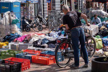 Amsterdam, Hollanda - 6 Eylül 2022: Waterlooplein Bit Pazarı 'ndan alışveriş