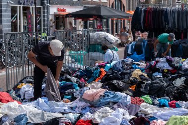 Amsterdam, Hollanda - 6 Eylül 2022: Waterlooplein Bit Pazarı 'ndan alışveriş