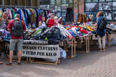 Amsterdam, Hollanda - 6 Eylül 2022: Waterlooplein Bit Pazarı 'ndan alışveriş