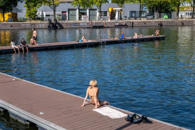 Amsterdam, Hollanda - 6 Eylül 2022: Marineterrein 'in iç limanında yıkanan insanlar