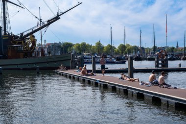 Amsterdam, Hollanda - 6 Eylül 2022: Marineterrein 'in iç limanında yıkanan insanlar