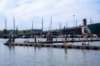 Amsterdam, Hollanda - 6 Eylül 2022: Marineterrein 'in iç limanında yıkanan insanlar