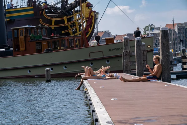 Амстердам Нидерланды Сентября 2022 Года Люди Купаются Внутренней Гавани Маринеррейна — стоковое фото