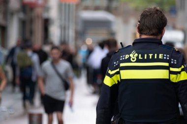 Amsterdam, Hollanda - 8 Eylül 2022: Hollandalı bir polisin sokaktaki geçmişi