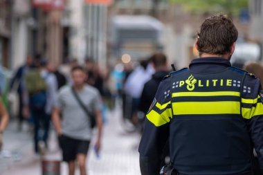 Amsterdam, Hollanda - 8 Eylül 2022: Hollandalı bir polisin sokaktaki geçmişi