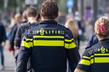 Amsterdam, Hollanda - 8 Eylül 2022: Hollandalı bir polisin sokaktaki geçmişi