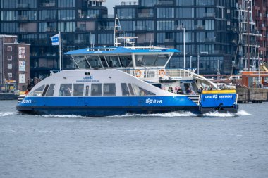Amsterdam, Hollanda - 8 Eylül 2022: IJ Nehri 'ni geçen bir GVB feribot