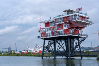 Amsterdam, Hollanda - 8 Eylül 2022: REM Amsterdam Kuzey Denizi 'nde eski bir platforma kurulmuş bir restorandır.