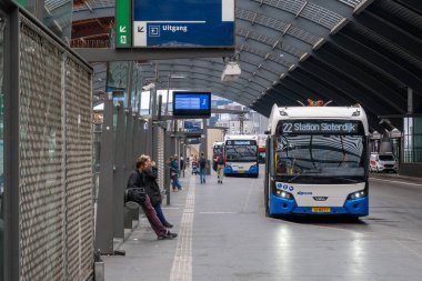 Amsterdam, Hollanda - 8 Eylül 2022: Amsterdam Merkez İstasyonu Otobüs durağında GVB Otobüs