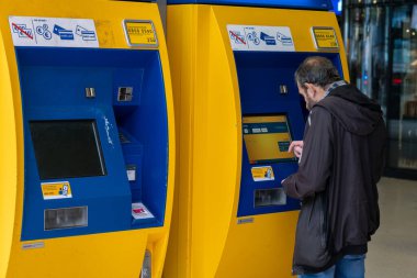 Amsterdam, Hollanda - 8 Eylül 2022: Yolcu Rotterdam 'daki merkez tren istasyonundan bilet aldı