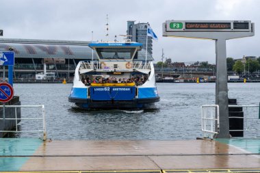 Amsterdam, Hollanda - 8 Eylül 2022: IJ Nehri 'ni geçen bir GVB feribot
