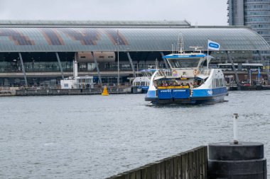 Amsterdam, Hollanda - 8 Eylül 2022: IJ Nehri 'ni geçen bir GVB feribot