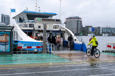 Amsterdam, Hollanda - 8 Eylül 2022: İnsanlar GVB feribotuna biniyor