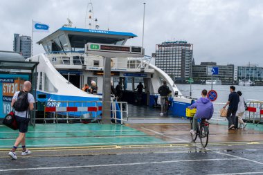 Amsterdam, Hollanda - 8 Eylül 2022: İnsanlar GVB feribotuna biniyor