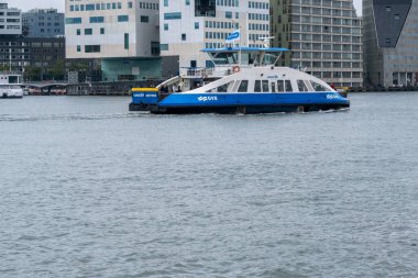 Amsterdam, Hollanda - 8 Eylül 2022: IJ Nehri 'ni geçen bir GVB feribot