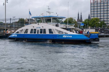 Amsterdam, Hollanda - 8 Eylül 2022: IJ Nehri 'ni geçen bir GVB feribot