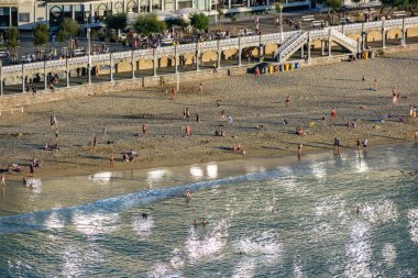 Donostia-San Sebastian, İspanya - 15 Eylül 2022 Urgull 'dan La Concha Sahili