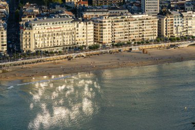 Donostia-San Sebastian, İspanya - 15 Eylül 2022 Urgull 'dan La Concha Sahili