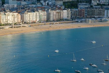 Donostia-San Sebastian, İspanya - 15 Eylül 2022 Urgull 'dan La Concha Sahili