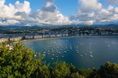 Donostia-San Sebastian, İspanya - 15 Eylül 2022 Urgull 'dan La Concha Sahili