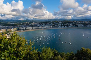 Donostia-San Sebastian, İspanya - 15 Eylül 2022 Urgull 'dan La Concha Sahili