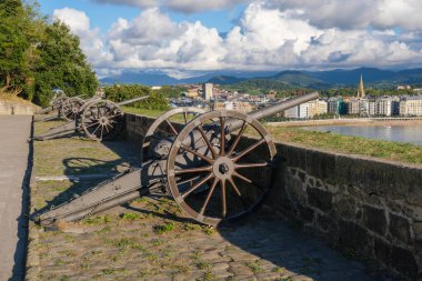 Donostia-San Sebastian, İspanya - 15 Eylül 2022: San Sebastian tepesindeki Urgull tepesindeki kalede eski toplar