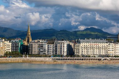 Donostia-San Sebastian, İspanya - 15 Eylül 2022 Urgull 'dan La Concha Sahili