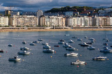 Donostia-San Sebastian, İspanya - 15 Eylül 2022 Urgull 'dan La Concha Sahili