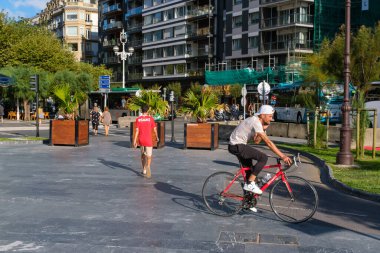 Donostia-San Sebastian, İspanya - 15 Eylül 2022: İnsanlar San Sebastian 'da bisiklet sürüyor