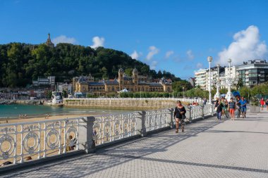 Donostia-San Sebastian, İspanya - 15 Eylül 2022: San Sebastian gezinti güvertesi, Donostiako Itsas Pasealekua