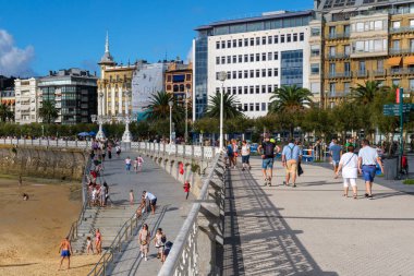 Donostia-San Sebastian, İspanya - 15 Eylül 2022: San Sebastian gezinti güvertesi, Donostiako Itsas Pasealekua
