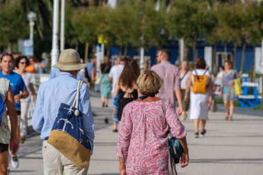 Donostia-San Sebastian, İspanya - 15 Eylül 2022: San Sebastian gezinti güvertesi, Donostiako Itsas Pasealekua