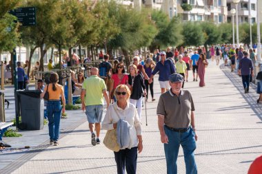 Donostia-San Sebastian, İspanya - 15 Eylül 2022: San Sebastian gezinti güvertesi, Donostiako Itsas Pasealekua