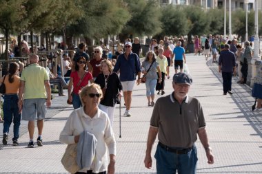 Donostia-San Sebastian, İspanya - 15 Eylül 2022: San Sebastian gezinti güvertesi, Donostiako Itsas Pasealekua