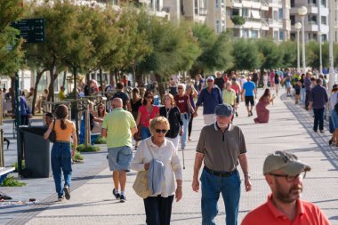 Donostia-San Sebastian, İspanya - 15 Eylül 2022: San Sebastian gezinti güvertesi, Donostiako Itsas Pasealekua