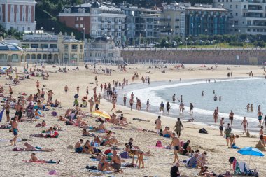 Donostia-San Sebastian, İspanya - 15 Eylül 2022: Yazın La Concha Sahili 'nde insanlar