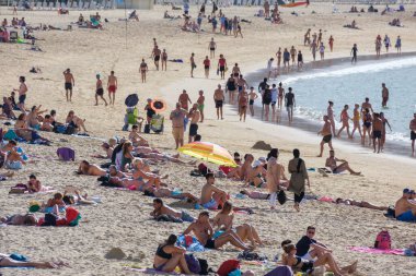 Donostia-San Sebastian, İspanya - 15 Eylül 2022: Yazın La Concha Sahili 'nde insanlar