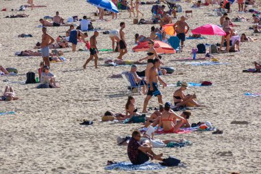 Donostia-San Sebastian, İspanya - 15 Eylül 2022: Yazın La Concha Sahili 'nde insanlar