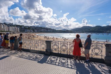 Donostia-San Sebastian, İspanya - 15 Eylül 2022: San Sebastian gezinti güvertesi, Donostiako Itsas Pasealekua