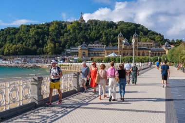 Donostia-San Sebastian, İspanya - 15 Eylül 2022: San Sebastian gezinti güvertesi, Donostiako Itsas Pasealekua