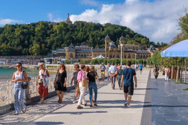 Donostia-San Sebastian, İspanya - 15 Eylül 2022: San Sebastian gezinti güvertesi, Donostiako Itsas Pasealekua